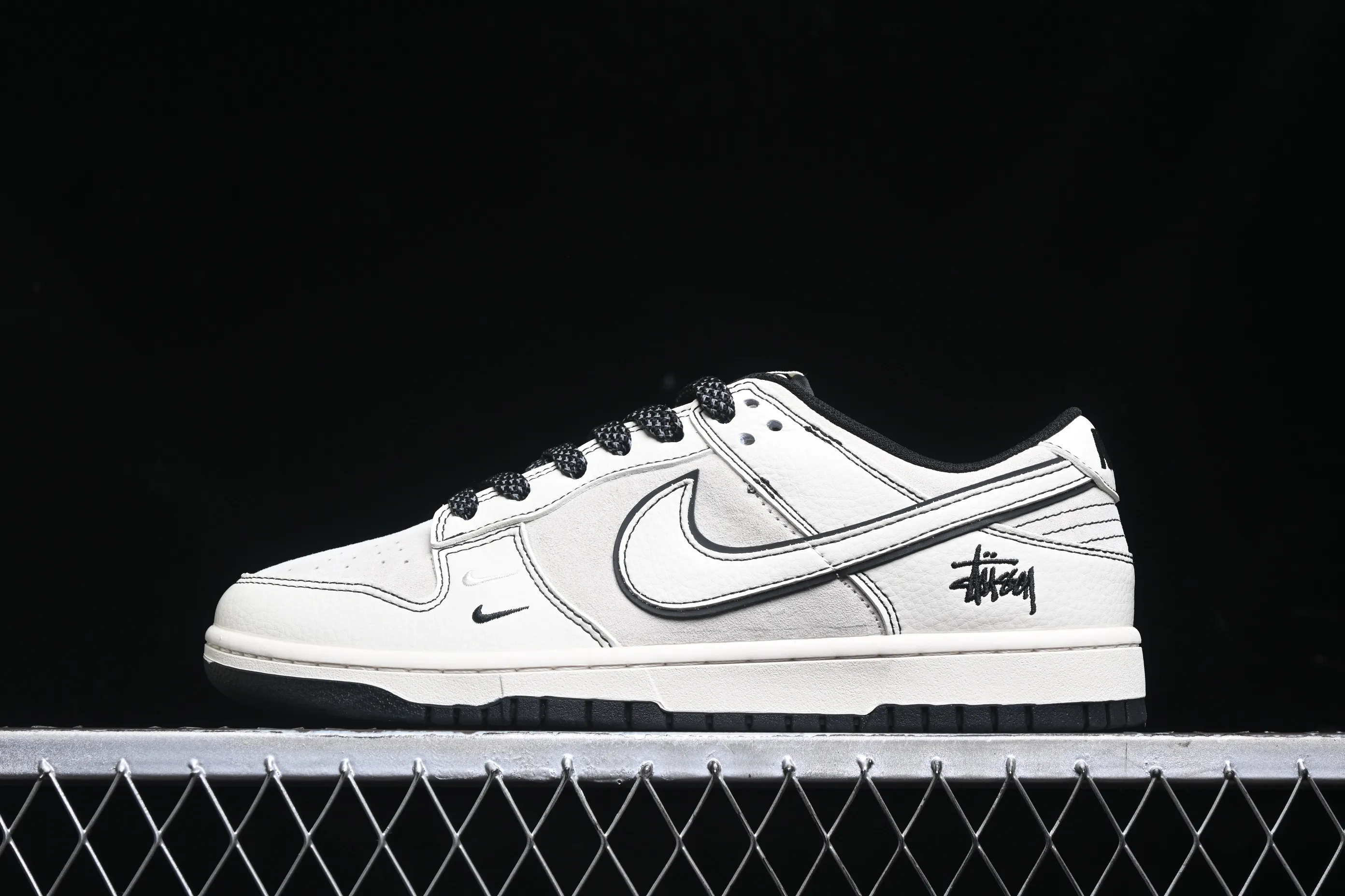 All categories Nk SB Dunk Series Nk SB Dunk Low High-end customized low-top sneakers Nk SB Dunk Low Stusi co-branded - beige and black lines High-end customized low-top casual sneakers BB7518-008